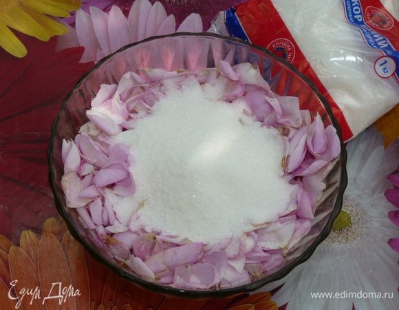 Собрать лепестки в стеклянную посуду и засыпать сахаром.