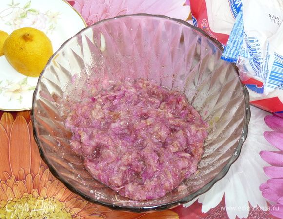 Перетереть руками до выделения сока. Добавить сок половины лимона и снова тщательно перетереть.