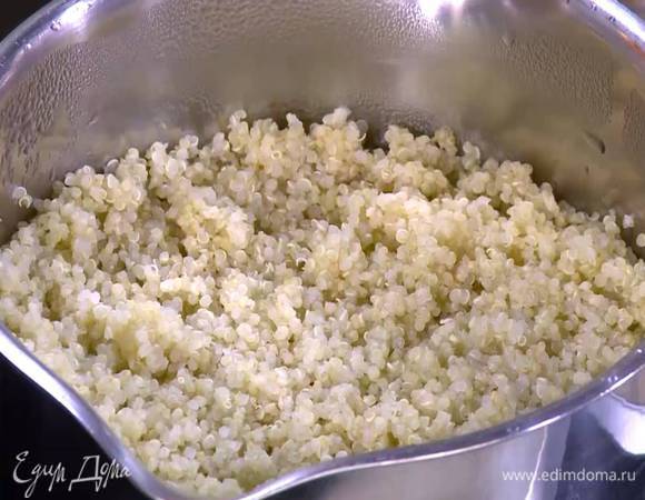 Киноа отварить согласно инструкции на упаковке.