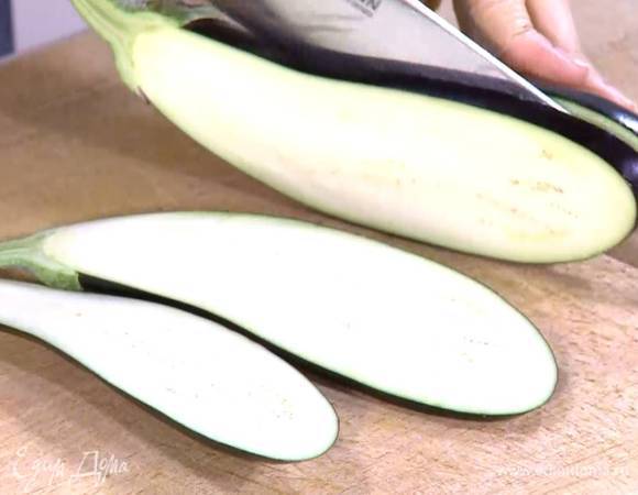 Баклажан и цукини нарезать вдоль тонкими пластинами.