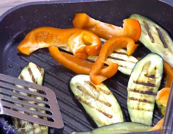 Разогреть в сковороде-гриль 2‒3 ст. ложки оливкового масла и обжаривать нарезанные овощи со всех сторон до появления золотистых полосок.