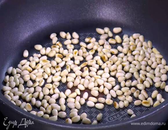 Кедровые орехи подсушить на разогретой сковороде.