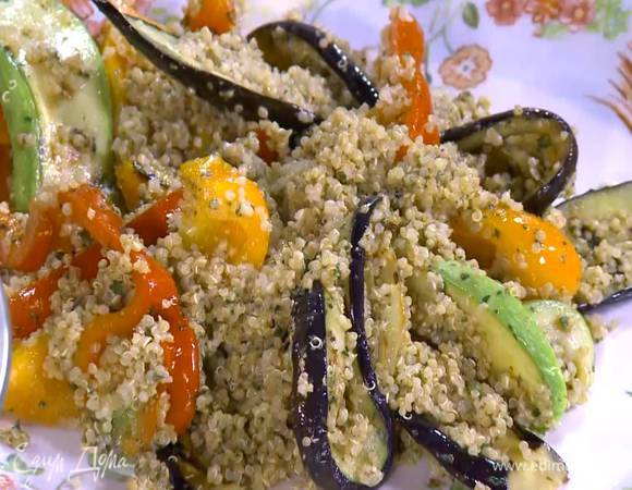 Обжаренные овощи соединить с киноа, полить заправкой и все перемешать.