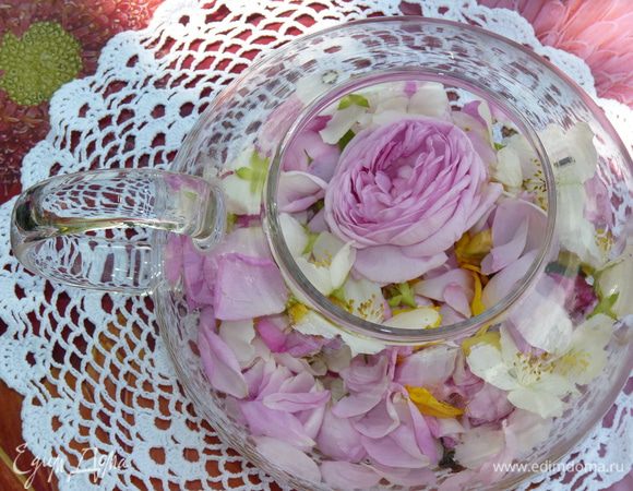 Положите чай, лепестки, цветки и бутоны в заварочный чайник.