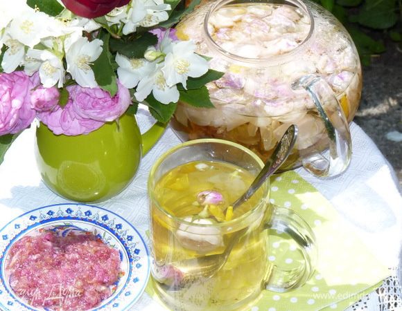 Настаивайте 5 минут. Чай готов! 