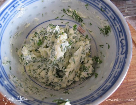 Мелко нарубить укроп и смешать со сливочным маслом.