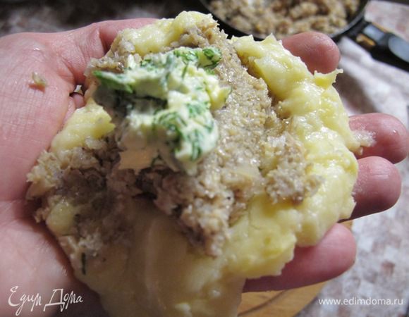 Ставим на огонь сковороду.
Ладонь смазываем маслом, выкладываем картофельное пюре, ложечку грибной начинки и шарик укропного масла. Прикрываем пюре. Формируем котлетку. Обкатываем в муке, смачиваем яйцом и обкатываем еще раз в сухарях.