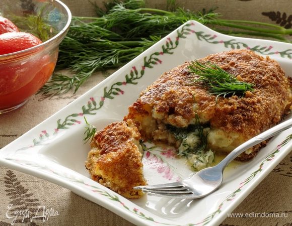 Обжариваем на сковороде до зарумянивания.
Хорошо подходит к таким котлетам греческий соус цацики.