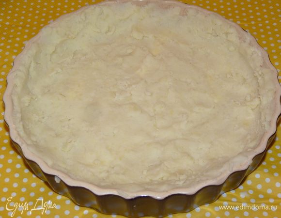 Форму для запекания смазать сливочным маслом и выложить пюре, разровнять. Бортики тоже из пюре.