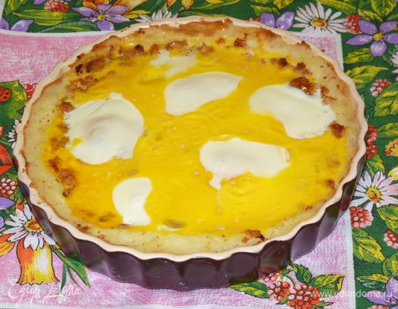 Запекаем в предварительно разогретой до 180°C духовке до готовности яиц. 