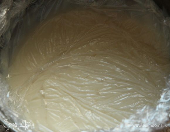 Сначала варим крем: молоко делим пополам. Одну часть ставим на огонь и хорошо нагреваем. В другую емкость добавляем крахмал и сахар и, постепенно вливая молоко, интенсивно размешиваем, чтобы не образовались комочки. Хорошенько растираем. Как только молоко начнет по краям пузыриться, тоненькой струйкой вливаем молочно-крахмальную смесь и, постоянно взбивая венчиком, доводим крем до загустения. На это уйдет минуты 2-3. Затем накрываем пищевой пленкой и отправляем остывать до полного.