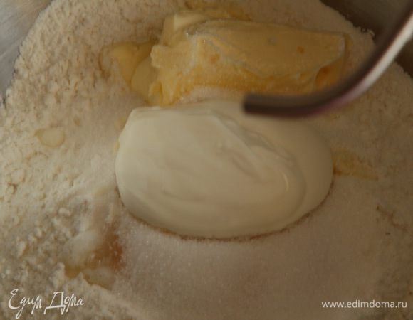 В чашу процессора (у кого есть) добавляем все ингредиенты для теста.