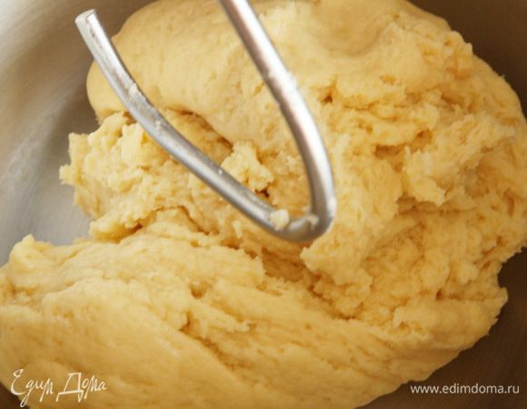 Замешиваем мягкое податливое тесто.