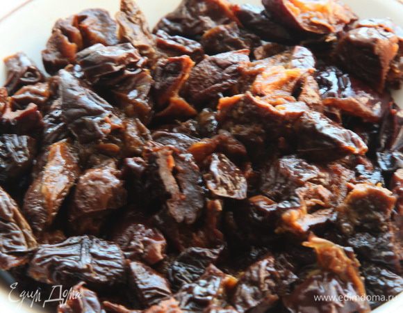 чернослив моем, заливаем водой (можно алкоголем) на 30 минут. Затем сливаем жидкость, просушиваем бумажными полотенцами чернослив, если у вас с косточкой — удаляем ее, и режем его на кусочки. У меня — на 4 части.