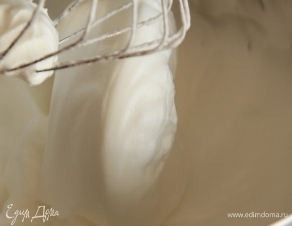 Пока выпекается первый корж, взбиваем белки с сахаром и несколькими каплями лимонного сока до крепких пиков.