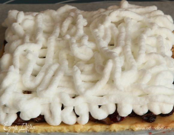 Затем при помощи корнетика или лопатки, выкладываем половину белков. Я люблю делать именно так, как на этом фото: в несколько слоев, хаотично и с пробелами. Тогда крем легко распределяется по всему слою и хорошо пропитывает его.