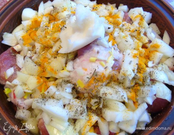 Сверху мясо укрываем оставшимся луком, присыпаем специями и добавляем пару ложек топленного масла или смальца.