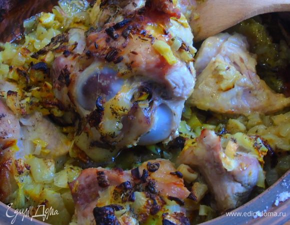 Отправляем, накрыв, в разогретую до максимума духовку через 10 минут понизьте температуру до 190°C и готовьте 1 час 20 минут. За это время можете один-два раза перемешать мясо, я не мешала и верх слегка пригорел, но не страшно)