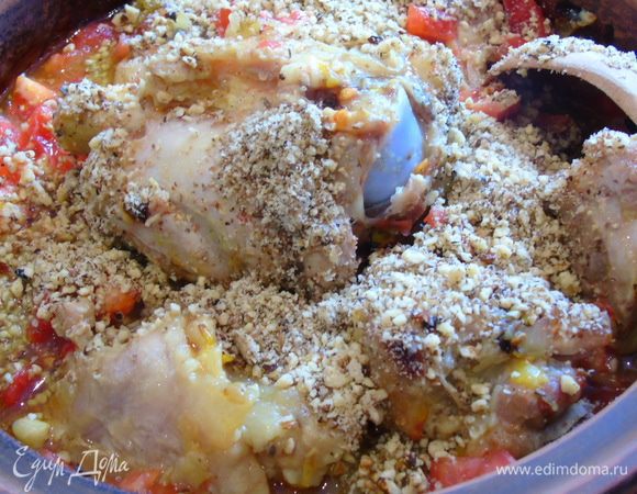 Влейте стакан бульона или кипятка, добавляем ошкуренные и нарезанные помидоры, сахар (2-3 ст.л), а так же измельченный орех. Вкуснее с миндалем, но за его отсутствием неплох и грецкий орех.