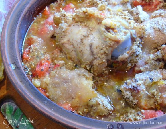 Выдавите в казанчик сок половины лимона, присыпьте сухими травками, я брала хмели-сунели, и отправьте обратно в духовку на 2 часа, понизив температуру до 170°C.