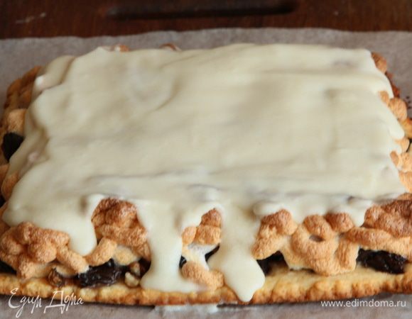 Сливки взбиваем в крепкую пену с агар-агаром (если нужно, добавьте сахар. Я не добавляла) и постепенно вводим в заварной крем, аккуратно перемешивая лопаткой, чтобы получилась воздушная смесь. Отправляем в холодильник застывать. В холодной смеси агар-агар действует гораздо медленнее, чем в горячей. Учитывайте это. Теперь собираем пляцок: берем 2-й корж и обильно пропитываем его кремом. Пусть немного стекает — не беда. 