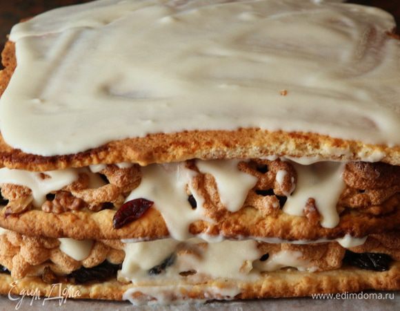 Затем сверху кладем 1-й корж и тоже смазываем его кремом.