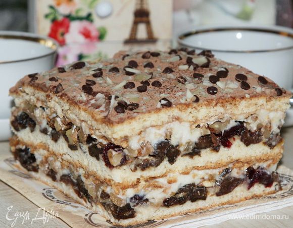 Через 14 часов пляцок обрезаем, придаем ему правильную и красивую квадратную форму (обрезки съедаем). Пляцок готов! Можно подавать его в таком виде, но я для вашего удовольствия покрыла верх какао и присыпала миндальной крошкой и шоколадными каплями. Можно этого и не делать. Но, если пляцок готовится на торжество, то, конечно же, нужно украсить его на ваше усмотрение. Смачного!