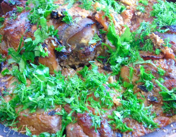 Достаньте, присыпьте зеленью (петрушка либо кинза, либо базилик, мята).