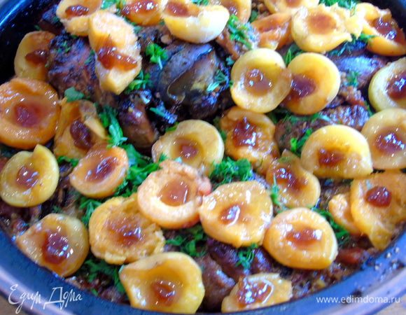 А теперь дело за абрикосами. Выложите их разделив на половинки, смажьте слегка вареньем абрикосовым, за отсутствием просто присыпьте сахаром и опять в духовку на 30 минут.