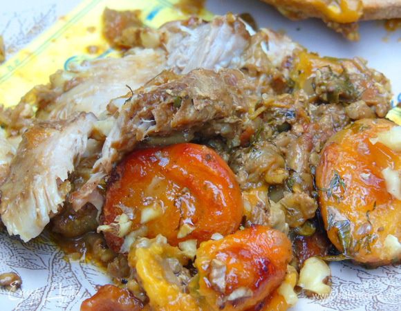 Достаем и при подаче присыпаем рублеными орехами, правда это не обязательно.