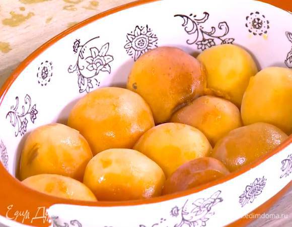 Абрикосы разрезать пополам и, удалив косточки, выложить в жаропрочную керамическую форму срезами вниз.