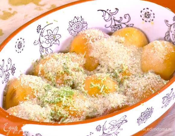Абрикосы посыпать 1 ст. ложкой сахара и цедрой лайма.