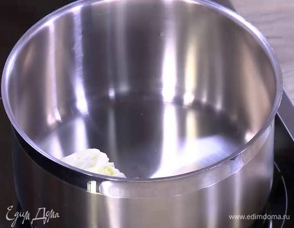 Сливочное масло растопить на медленном огне.