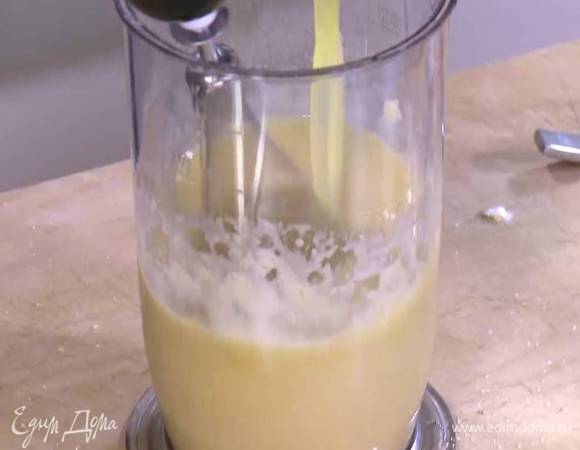 Приготовить тесто: муку соединить с яйцами, молоком, сахаром, солью и взбить все блендером с насадкой-венчиком. Не прекращая взбивать, влить растопленное сливочное масло, взбить еще немного, затем влить сок лайма и все перемешать.