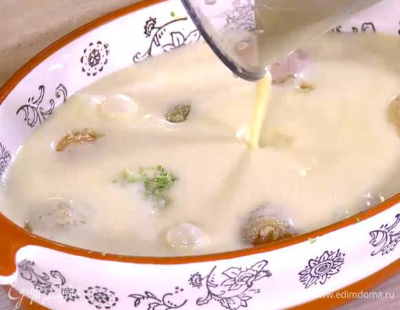 Залить тестом абрикосы в форме.