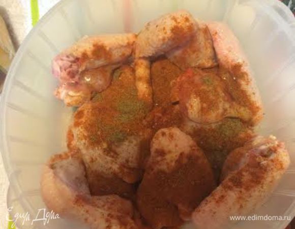 Куриные крылышки вымыть и обсушить. Переложить в глубокую миску, добавить специи (гарама масала, чикен тикка, соль), мед и все хорошо перемешать.