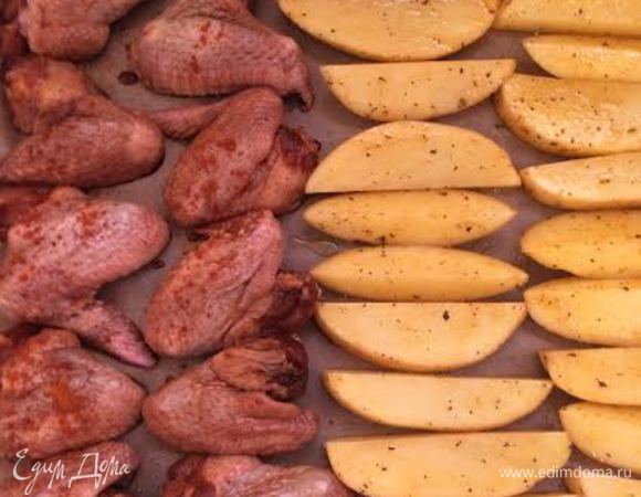 Крупный картофель нарезать дольками. Натереть специями и оливковым маслом. Духовку разогреть до 200°C. Противень слегка смазать оливковым маслом, выложить картофель и крылышки. Запекать до золотистого цвета. У меня на это ушло минут 40.