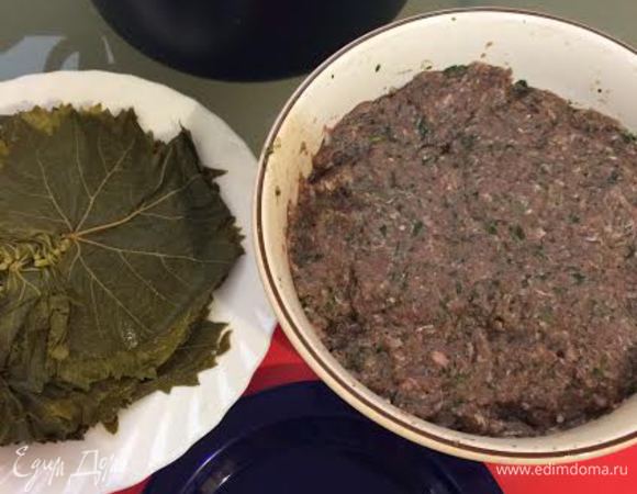 В фарш добавляем, промытый рис, соль, перец и 100 (мл) воды. Хорошо перемешиваем и оставляем на 10 минут. Листья у меня армянские, маринованные в банке. Их просто нужно достать из банки и промыть. Листьев может уйти чуть больше или чуть меньше.