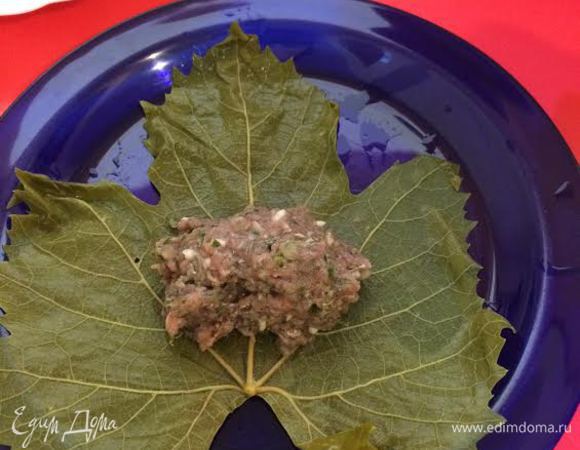 На виноградный лист выкладываем фарш.