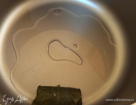 В кастрюлю с толстым дном наливаем немного растительного масла ...