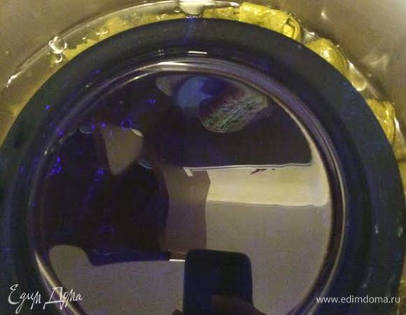 Сверху кладем тарелку на тарелку соль (по вкусу) и заливаем 1 стаканом воды. Накрываем крышкой, доводим до кипения, уменьшаем огонь и варим 40 минут.