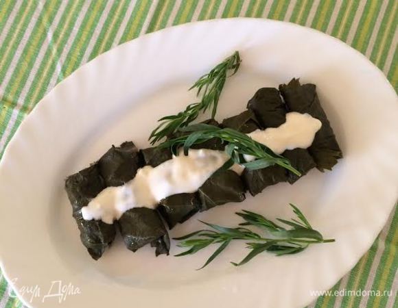 Для соуса: чеснок выдавить через пресс, добавить соль, сметану и перемешать. Для соуса вообще используют мацони или натуральный йогурт, но нам больше нравится со сметаной. Приятного аппетита!