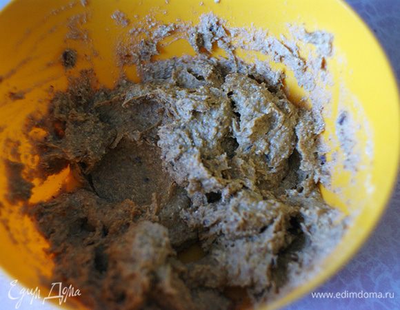 Творог и финики выложить в миску, добавить банан и все превратить в единую массу. Теперь трем сюда апельсиновую цедру и выдавливаем немного сока.
На этом этапе можно разделить массу на две части, например. В одну — добавить растопленный шоколад.

На данном этапе нам нужно получить плотную массу, из которой можно будет катать шарики. Если кажется недостаточно густо — добавьте еще фиников или творога.

Так как я массу поделила, то внутрь шоколадных конфет я пихала вишню и катала шарик, а внутрь второй части — орех. А можно и тоже вишню.