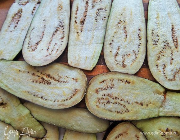 Нарезать очень тонко вдоль. Присыпать солью и оставить.