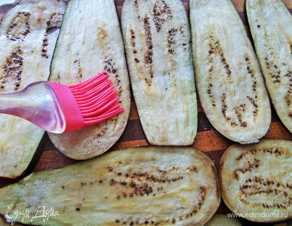 Через 10 минут промокнуть салфеткой и пройтись кисточкой с маслом по каждому "язычку". Так они меньше впитают масла.