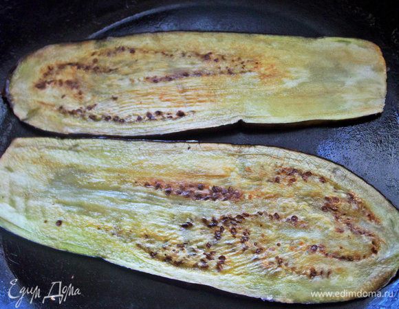 Начинаем жарить,положив смазанной стороной вниз.