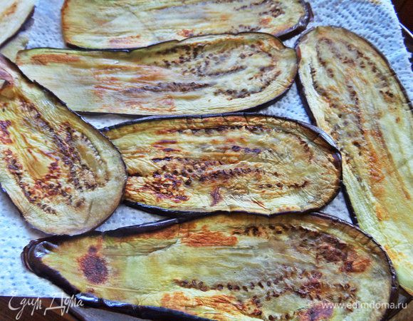 Смазываем слегка  верхнюю сторону и переворачиваем,жарим минуту и переносим на салфетку.