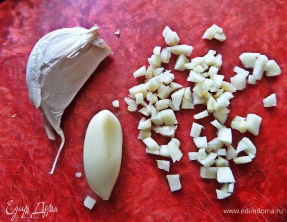 Чеснок измельчаем.