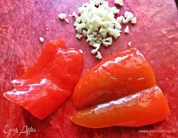 Перец у меня маринованный, он мягкий и пикантный, хорош для начинки.