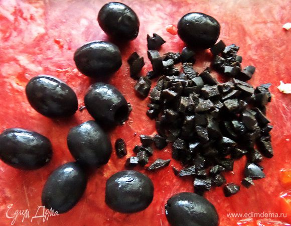 Маслины измельчить. Если нет маслин, можно заменить маринованным огурчиком.